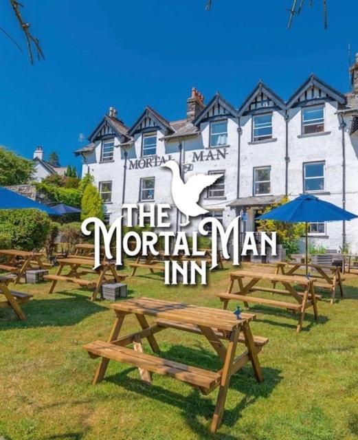 The Mortal Man Inn 트를백 외부 사진